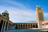 Tunisi, la medina. Jam ez-Zitouna (la grande moschea), il cortile interno. 