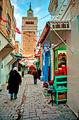 Tunisi, la medina, rue Sidi Ben Arous e il minareto della grande moschea 