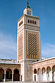 Tunisi, la medina. Jam ez-Zitouna (la grande moschea), il minareto. 