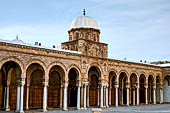 Tunisi, la medina. Jam ez-Zitouna (la grande moschea), la facciata con la cupola sopra la sala della preghiera. 