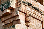 El Jem, l'anfiteatro romano. Dettaglio di capitello in stile composito delle semicolonne della facciata. 