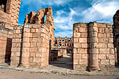 L'anfiteatro romano di El Jem. Dettaglio dei resti di un tratto della facciata esterna. 