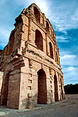 L'anfiteatro romano di El Jem. Dettaglio della facciata da cui si nota il passaggio esterno. 