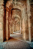 El Jem l'anfiteatro romano. Dettaglio del passaggio a cui si accede da uno degli ingresso della facciata. 