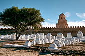 Kairouan, il cimitero di Ouled Farhane e la grande moschea. 