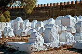 Kairouan, il cimitero di Ouled Farhane e la grande moschea. 