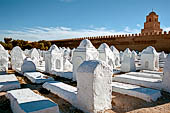 Kairouan, il cimitero di Ouled Farhane e la grande moschea. 