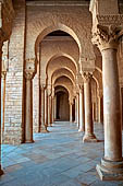 Kairouan, la grande moschea. Il nartece antistante la sala di preghiera. 