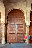 Kairouan, la grande moschea. le grandi porte in legno della sala di preghiera. 