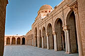 Kairouan, la grande moschea. Il portico antistante la sala della preghiera con l'elegante cupola nervata. 