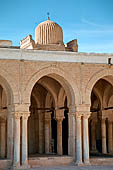 Kairouan, la grande moschea. Dettaglio del portico in corrispondenza dell'ingresso.