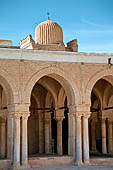 Kairouan, la grande moschea. Dettaglio del portico in corrispondenza dell'ingresso. 