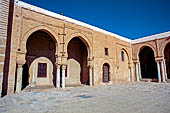 Kairouan, la grande moschea. Dettaglio del portico alla base del minareto. 