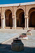 Kairouan, la grande moschea. I pozzi da cui si attinge l'acqua dalla cisterna sotto il cortile. 