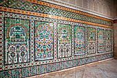 Kairouan, la medina. La Zaouia di Sidi el Ghariani, ceramiche smaltate che decorano le mura del cortile principale.