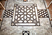 Kairouan, la medina. La Zaouia di Sidi el Ghariani, il motivo a intreccio geometrico del pavimento del cortile principale.