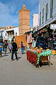 Kairouan, la medina. La zona dei souk con il minareto della moschea Al Hilali. 