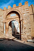 Kairouan, la medina. Porta di Bab Djedid sormontata da un pannello commemorativo. 