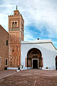 Kairouan, la moschea di Sidi Sahab. L'ingresso della moschea con il minareto in stile andaluso. 