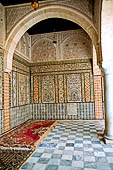 Kairouan, la moschea di Sidi Sahab. Dettaglio del portico che circonda il cortile del mausoleo. 