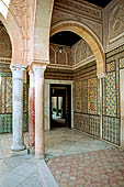 Kairouan, la moschea di Sidi Sahab. Dettaglio del portico che circonda il cortile del mausoleo. 