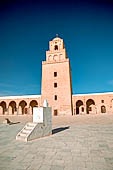 Kairouan, la grande moschea. La meridiana al centro del cortile. 