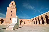 Kairouan, la grande moschea. La meridiana al centro del cortile. 