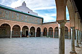 Kairouan, Zauia di Sidi Sahab. Il cortile del mausoleo guardando verso la cupola della camera. 