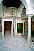 Kairouan, la moschea di Sidi Sahab. Il corridoio del vestibolo che porta al mausoleo.