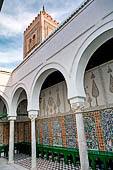 Kairouan, la moschea di Sidi Sahab. Il corridoio del vestibolo che porta al mausoleo.