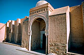 Kairouan, la grande moschea. Uno degli ingressi a cupola lungo il muro ovest. 