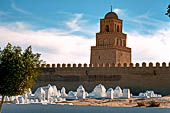 Kairouan, il cimitero di Ouled Farhane e il minareto della grande moschea. 