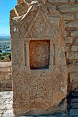 Le Kef, nei pressi dell'ingresso della Kasbah, stele con il simbolo di  dea punica Tanit. 