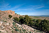 Il sentiero lungo l'altopiano di Sidi Mansour, presso Le Kef. Le rocce del sinclinale che orla l'altopiano.