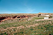 Il sentiero lungo l'altopiano di Sidi Mansour, presso Le Kef. Il profondo canyon fluviale a ovest del villaggio con le grotte scavate nella roccia.