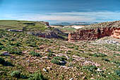 Il sentiero lungo l'altopiano di Sidi Mansour, presso Le Kef. Il profondo canyon fluviale a ovest del villaggio.