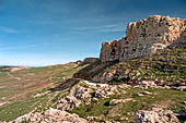 Sentiero lungo l'altopiano di Sidi Mansour, presso Le Kef. Le rocce del sinclinale che orla l'altopiano.