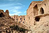 Ksar Megalba, antico granaio fortificato oggi in rovina. 