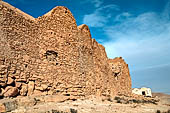 Ksar Megalba, il granaio fortificato all'esterno si presenta come una parete senza aperture. 