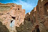 Ksar Megalba, antico granaio fortificato oggi in rovina. 