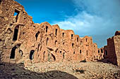 Ksar Megalba, antico granaio fortificato oggi in rovina. 