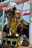 Cremation ceremony - animal-shaped sarcophagus, the appropriate figure is determined by the caste of the deceased.