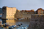 Dubrovnik, le fortificazioni - Il vecchio porto sorvegliato dal forte di S. Giovanni.