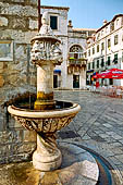 Dubrovnik, la piazza del mercato del mattino, la piccola e graziosa fontana Amarling.