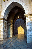 Dubrovnik, piazza Luza. Piccola porta in piazza Luza tra il palazzo Sponza e la torre dell'orologio.