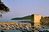 Dubrovnik, le fortificazioni - Il vecchio porto sorvegliato dal forte di S. Giovanni.