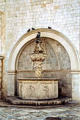 Dubrovnik la piccola fontana Onofrio in piazza Luza.