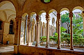 Dubrovnik il monastero francescano, le eleganti esafore del chiostro suddivise da colonnine binate.