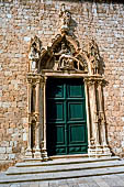 Dubrovnik, Monastero francescano, portale gotico del 1498 