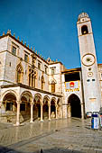 Dubrovnik piazza Luza con la torre dell'orologio e il palazzo Sponza